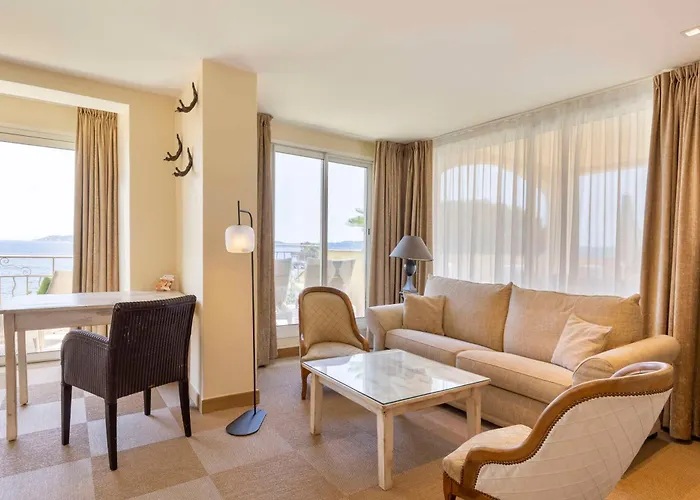 Western Premier Montfleuri فندق