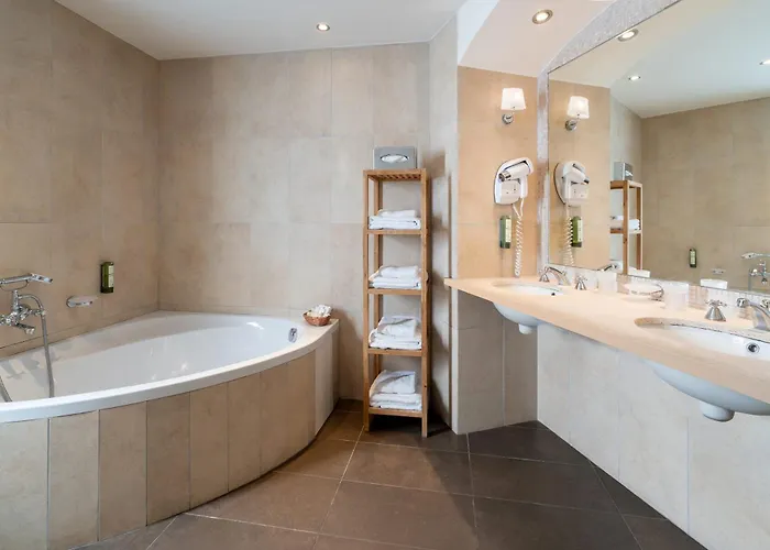 فندق Western Premier Montfleuri